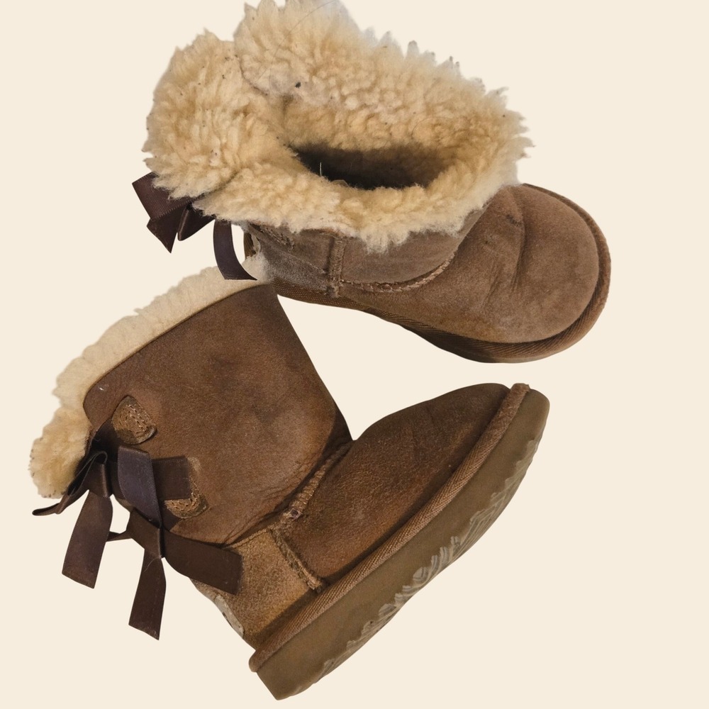 UGG Bailey Bow Chestnut Suede Sheepskin Boots Kids Size 6 Brown S2HT7